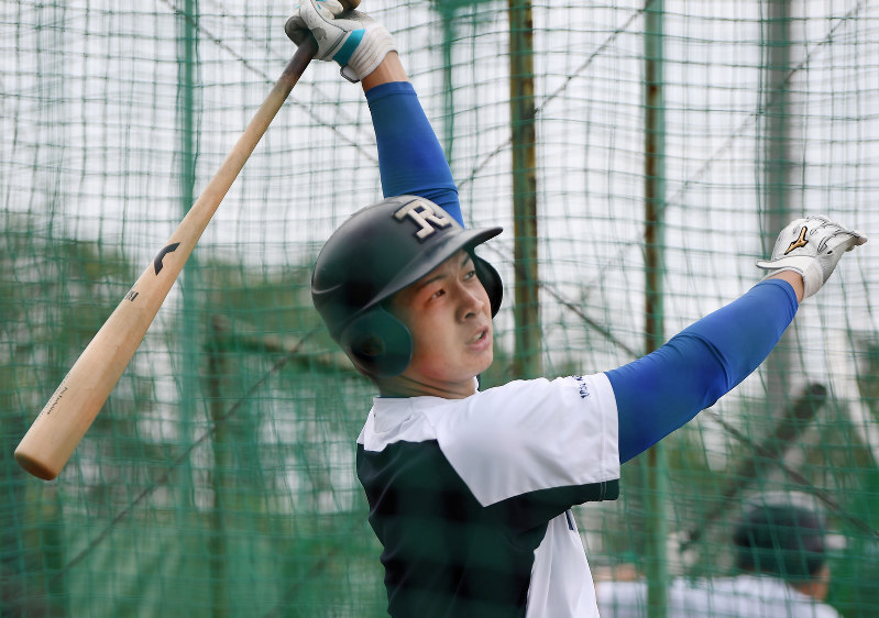 打撃練習をする履正社の井上=大阪府茨木市で2019年8月19日、久保玲撮影