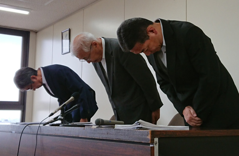 社会保険料過少納付問題について謝罪する大阪産業大の吉岡征四郎理事長(中央)ら=大阪府大東市の同大で23日、原田啓之撮影