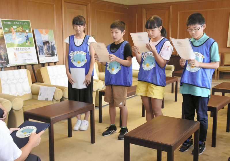 フグの保護に向けた提言をする小学生たち=山口市滝町の県庁で2019年8月23日午前10時11分、坂野日向子撮影