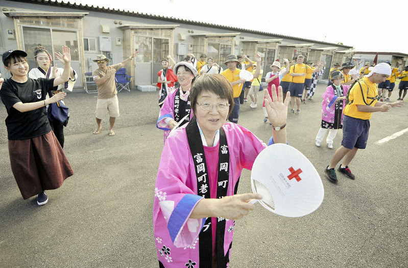 仮設住宅最後の夏祭りで盆踊りを踊る人たち=福島県郡山市富田町で2019年8月24日、渡部直樹撮影