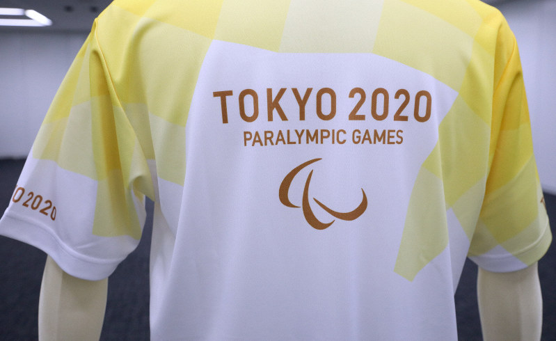 東京パラリンピックの聖火リレーで聖火ランナーが着用するユニホーム=佐々木順一撮影