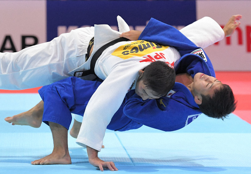 男子60キロ級3位決定戦、高藤直寿(上)から技ありを奪う永山竜樹=東京・日本武道館で2019年8月25日、徳野仁子撮影