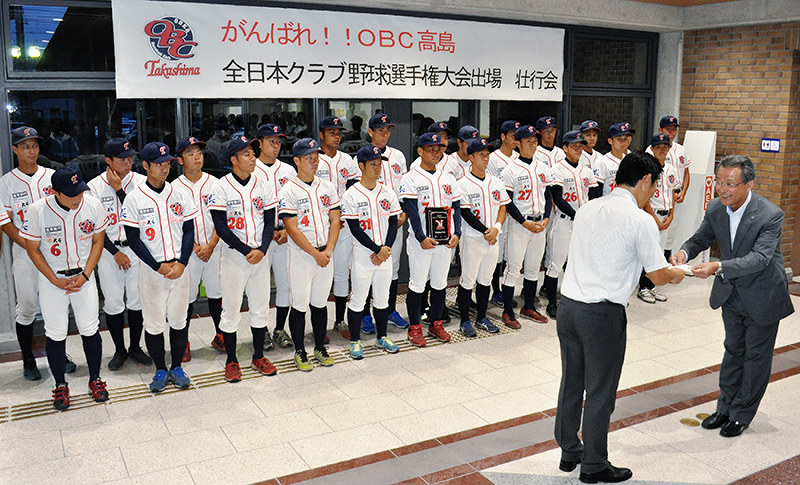 OBC高島の野原祐也監督(手前左)に激励金を手渡す滋賀県高島市の福井正明市長(同右)=同市役所で、塚原和俊撮影