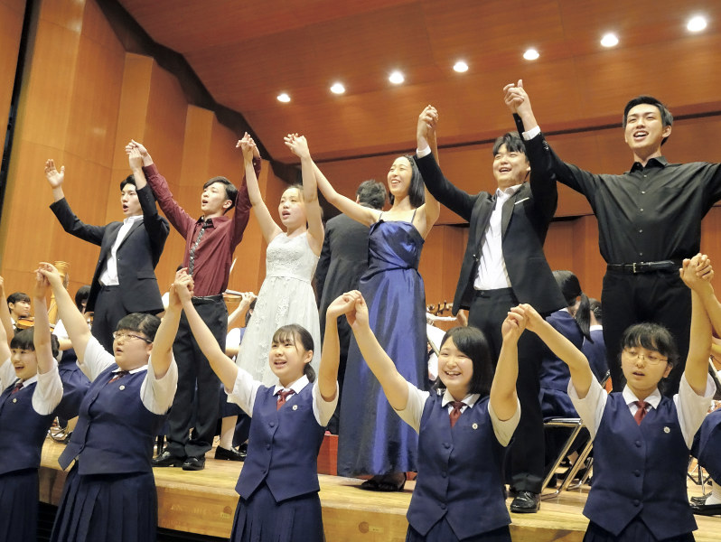 声楽コンサート 日韓高校生 歌の懸け橋 千葉女子高オーケストラ部と協演 ６人 手つなぎ 千葉 毎日新聞