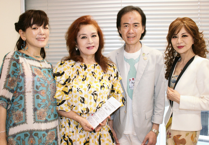 寄託に訪れた(左から)あみさん、清水康子さん、椿井亘さん、美月ゆうさん=本社で