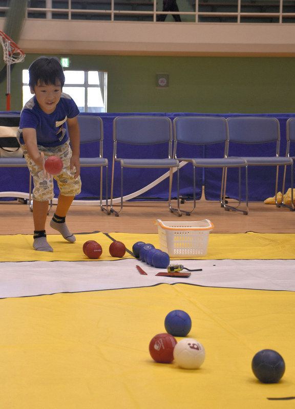 ボッチャを体験する参加者=清水総合運動場体育館(静岡市清水区)で