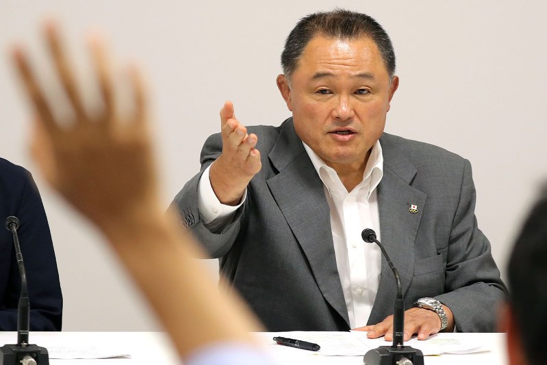 JOC理事会後の記者会見で非公開決定について質問を受けるJOCの山下泰裕会長=東京都新宿区で8日、宮武祐希撮影