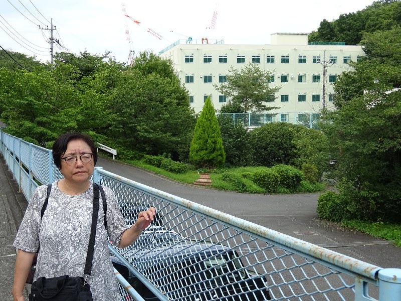 東京府拓務訓練所の跡地を訪れた「東京満蒙開拓団」の著者の一人、藤村妙子さん=東京都日野市で7月19日