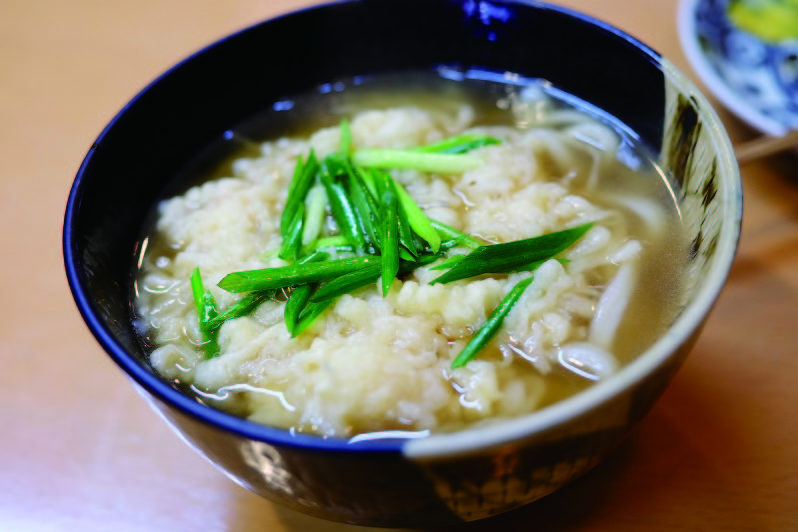 人気の「天ぷらうどん」。つゆをたっぷり吸わせた小エビの天ぷらが特徴=いずれも山田さん提供