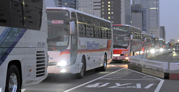 東京五輪・パラリンピックの開会式を想定した輸送テストで連なって移動するバス=東京都中央区で2019年8月25日午後6時半、滝川大貴撮影