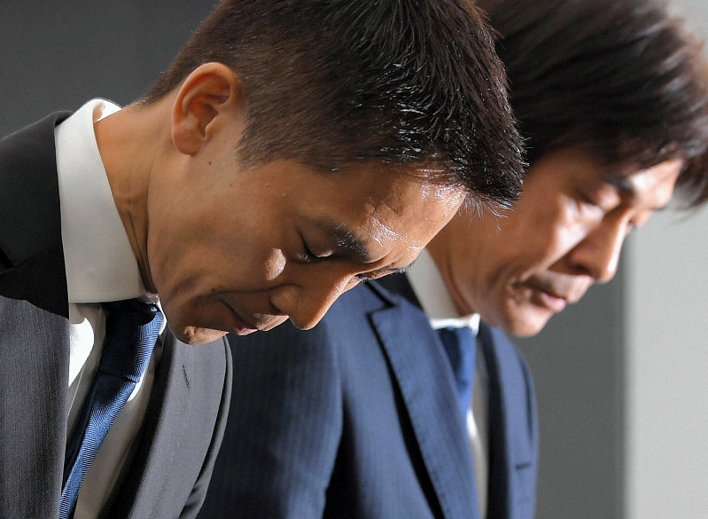 記者会見で謝罪するリクルートキャリアの小林大三社長(左)と浅野和之執行役員=東京都千代田区で2019年8月26日午後7時32分、手塚耕一郎撮影