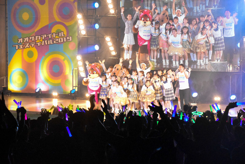 たこ虹 大阪野外ライブ 雨と放水でずぶぬれのメンバー 5色のペンライトで 大きな虹 写真特集12 13 毎日新聞