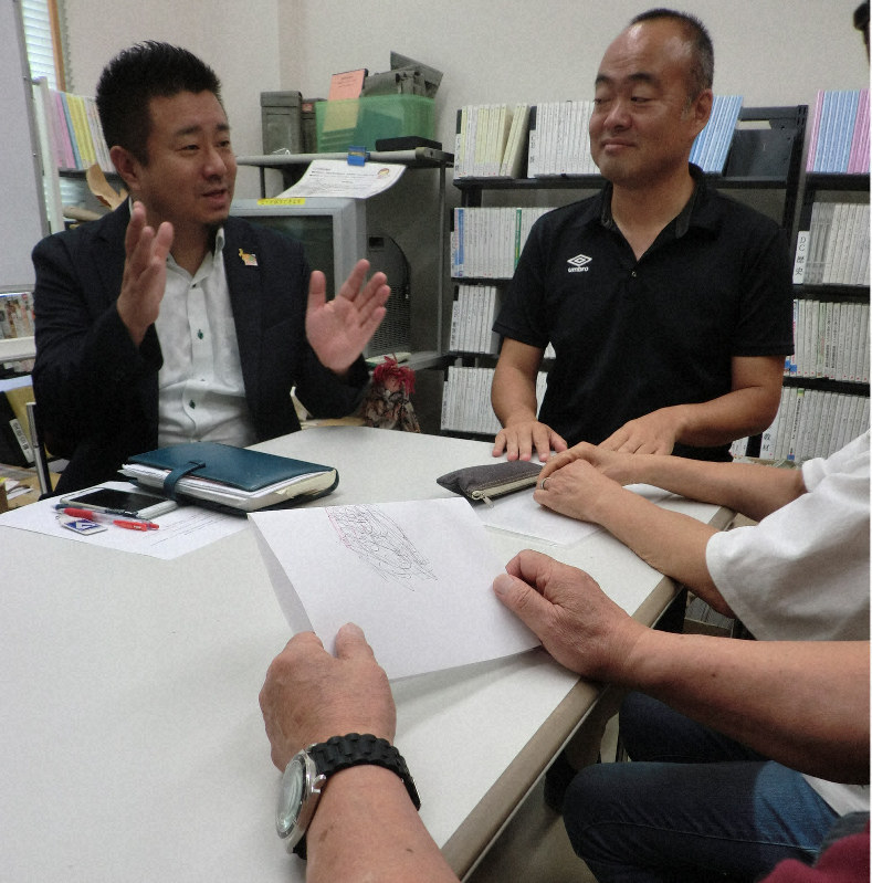 愛知県聴覚障害者協会の関係者と協議する長嶋啓一さん、恵子さん夫妻(手前で腕が写る2人)=名古屋市中区で2019年7月29日午後0時20分、加藤沙波撮影