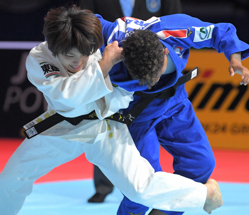 女子52キロ級3位決定戦、ブシャール(右)を攻める志々目愛=東京・日本武道館で2019年8月26日、徳野仁子撮影