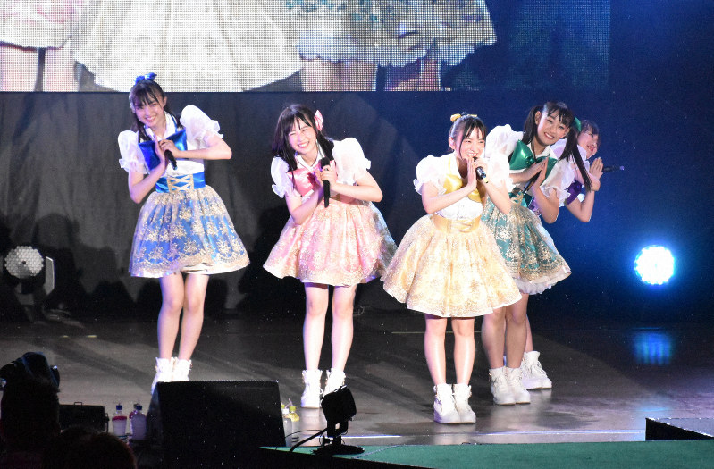 たこ虹」大阪野外ライブ 雨と放水でずぶぬれのメンバー 5色の
