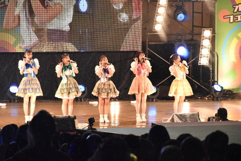 たこ虹」大阪野外ライブ 雨と放水でずぶぬれのメンバー 5色の