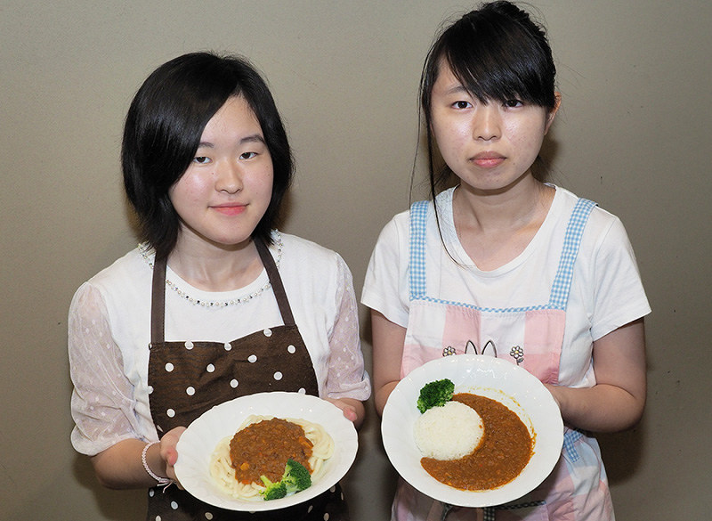 カレー開発に携わった田中真優さん(右)と、イベント出店で協力する松本真緒さん=鳥取県日野町の町山村開発センターで、横井信洋撮影