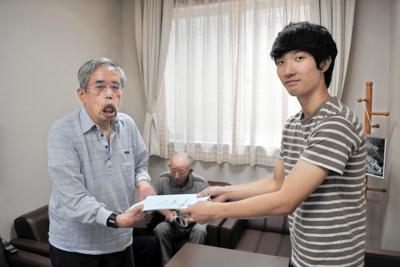 国立駿河療養所の将来構想を実現させようと提言書をまとめた静岡大の宮沢大己さん（右）。左は入所者自治会の小鹿美佐雄会長＝静岡県御殿場市の同療養所で２０１９年８月２２日、奥山智己撮影