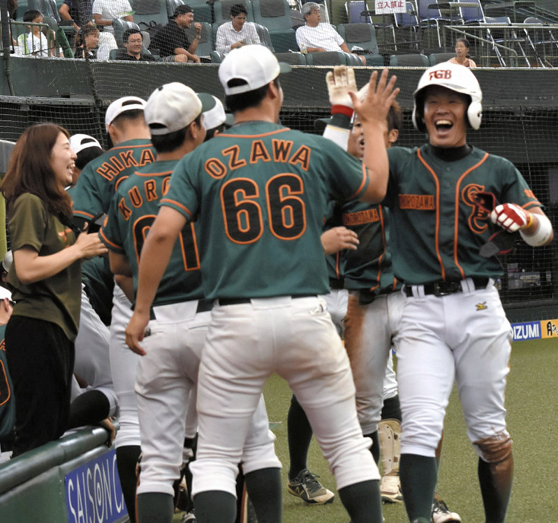 【札幌ホーネッツ-所沢グリーンク】三回裏所沢グリーンク、敵失を誘って同点のホームを踏んだ大島(右)が迎えるチームメートとハイタッチ=埼玉県所沢市のメットライフドームで