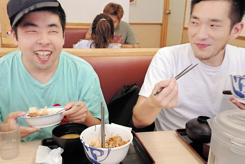 ヘルパーの清野さん(右)と牛丼を食べる鈴木さん。休日はいつも一緒に外食を楽しむ=東京都大田区で12日