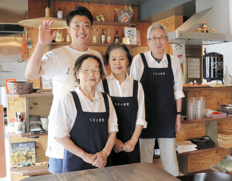 「ちばる食堂」店長の市川貴章さん(左上)とスタッフたち=愛知県岡崎市久後崎町で、細川貴代撮影
