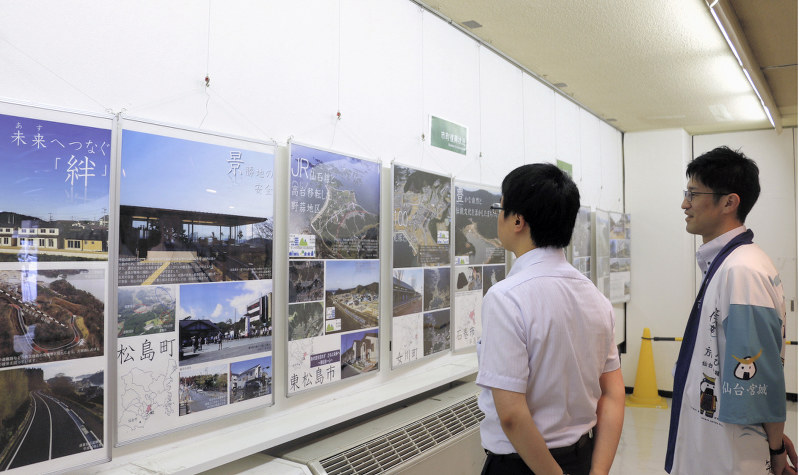被災した市町ごとに復興の状況をおさめたパネルが展示されている=横浜市神奈川区で