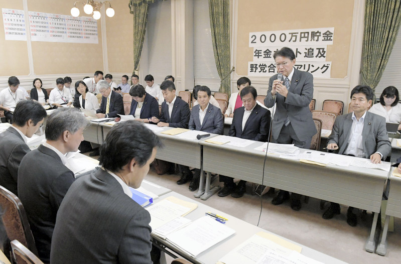 野党合同ヒアリングで質疑する議員たち（奥）と厚生労働省などの担当者たち（手前）＝国会内で２０１９年８月２７日、川田雅浩撮影