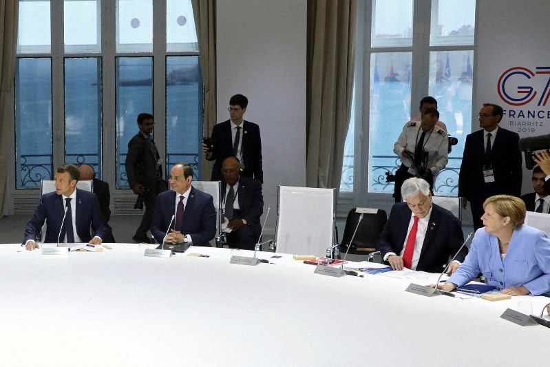 地球温暖化をテーマとしたG7サミットの討議。トランプ米大統領の姿はなかった=フランス・ビアリッツで8月26日(ロイター)