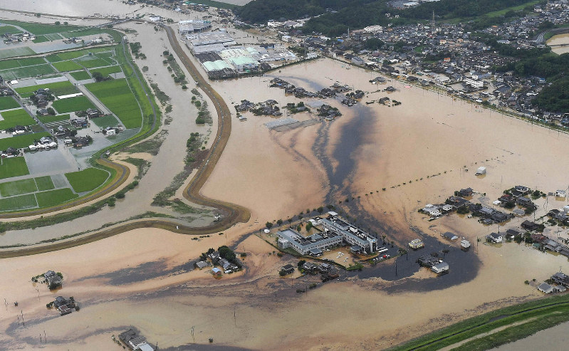 大雨で浸水し、鉄工所から油が流出した地域＝佐賀県大町町で2019年8月28日午後0時10分、本社ヘリから津村豊和撮影