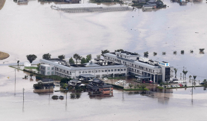 大雨で敷地内まで浸水した順天堂病院=佐賀県大町町で2019年8月28日午前11時40分、本社ヘリから津村豊和撮影