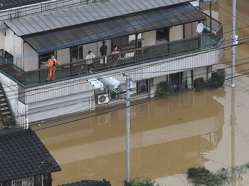 集落全体が湖「一気に水が家に」住民、ボートで一軒ずつ救助 九州北部