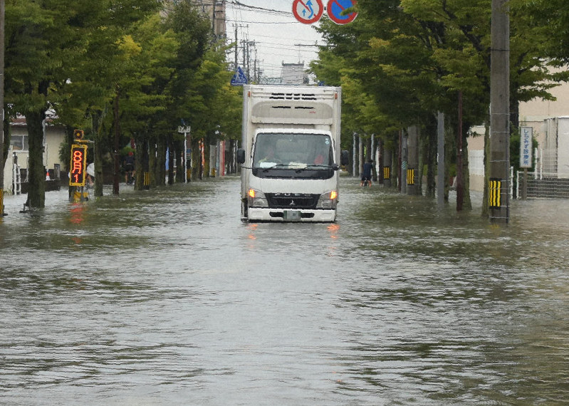 冠水した道路で立ち往生するトラック=佐賀市のJR佐賀駅前で2019年8月28日午前11時57分、一宮俊介撮影(画像の一部を加工しています)