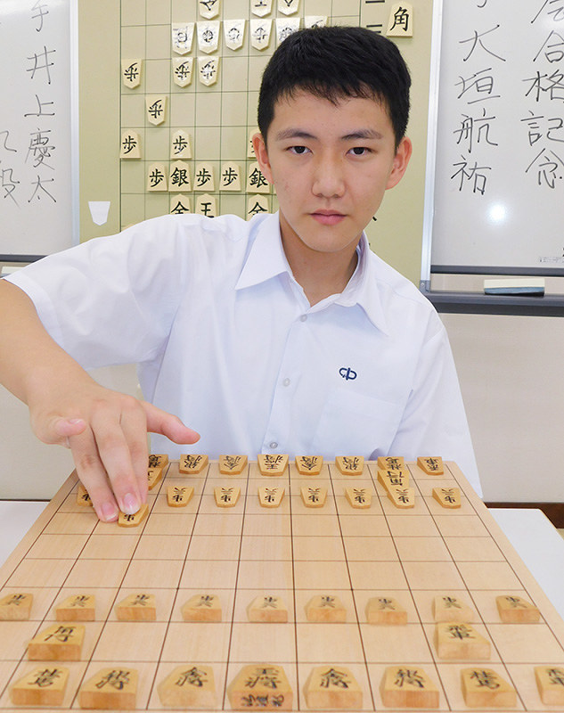 「奨励会」に中1で合格した大垣航祐さん=兵庫県豊岡市内で、村瀬達男撮影
