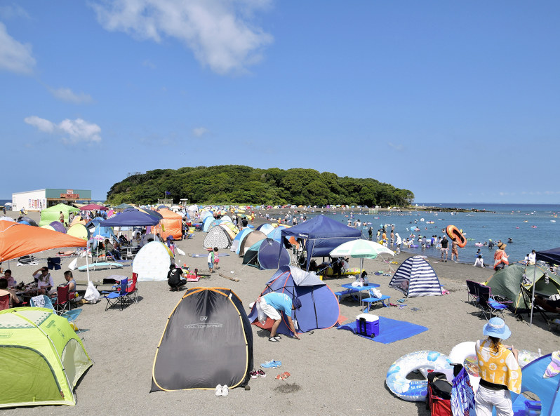 多くの海水浴客でにぎわう沖ノ島=千葉県館山市提供