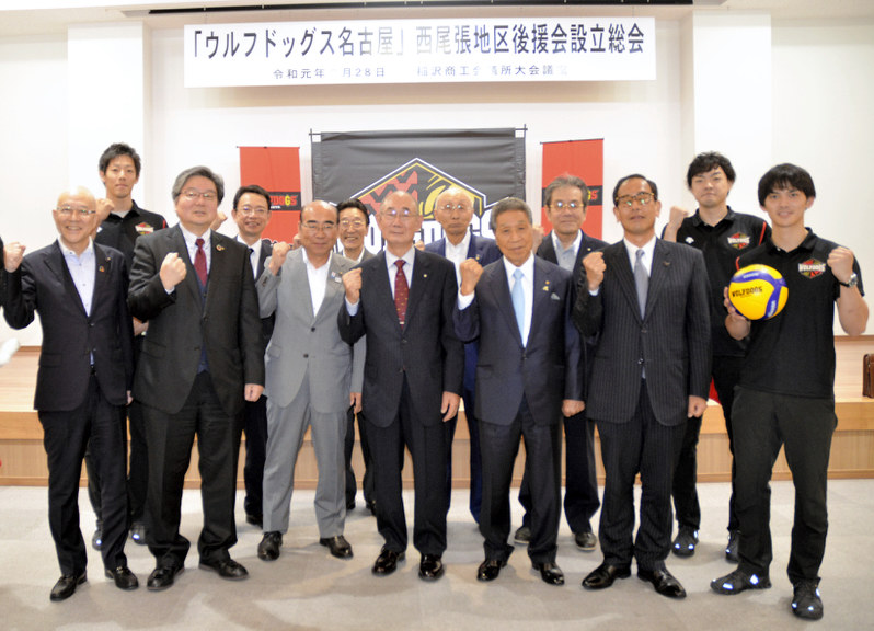 ウルフドックス名古屋の選手と、選出された西尾張地区後援会の役員ら=愛知県稲沢市の稲沢商工会議所で