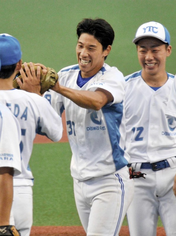 決勝打を放ち、試合終了後チームメートに迎え入れられる大和高田クラブの村上誠(中央)=埼玉県所沢市のメットライフドームで2019年8月28日、真下信幸撮影