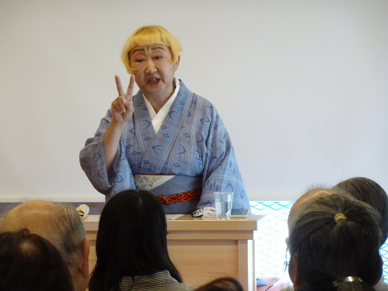 田辺鶴瑛さんの介護講談は、悲惨な現場での思いを笑いと涙に変えていく