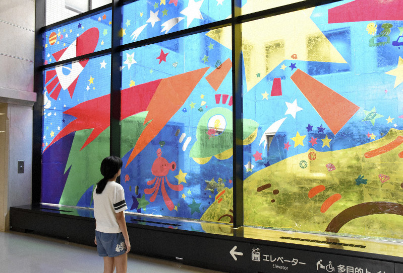 幅10メートルの窓にステンドグラス風の「月面旅行」 金沢市立病院