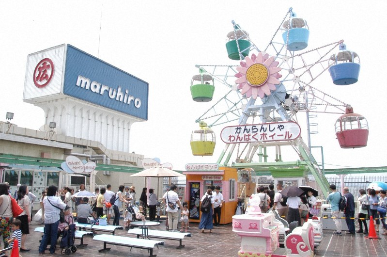 親子連れらでにぎわう観覧車=埼玉県川越市の丸広百貨店川越本店の屋上遊園地「わんぱくランド」で2019年8月27日午前11時52分、山下貴史撮影