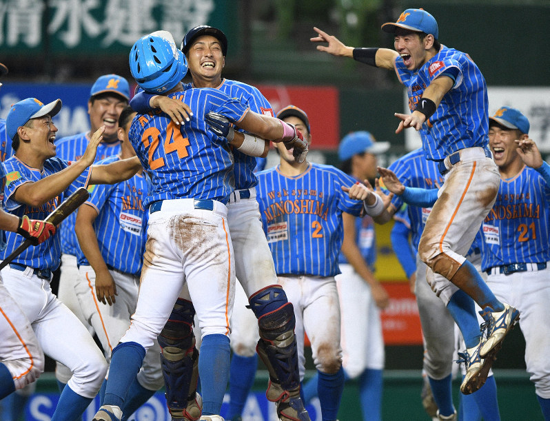 【OBC高島-マツゲン箕島】相手の失策の間にコールド勝ちの本塁を踏んだ岸(手前)の周りに集まって喜ぶマツゲン箕島の選手たち=埼玉・メットライフドームで2019年8月29日、丸山博撮影
