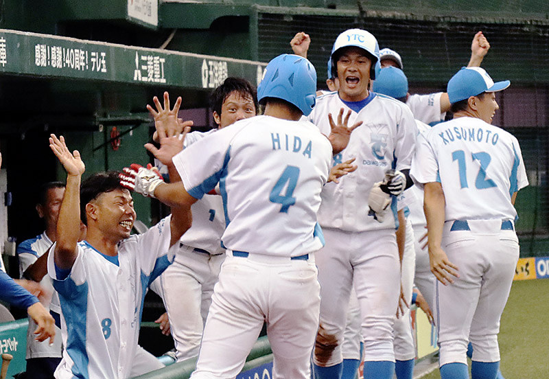 【大和高田クラブ-所沢グリーンクラブ】七回表大和高田ク、同点に追いつくスクイズを決めた肥田(背番号4)をチームメートが祝福=埼玉県所沢市のメットライフドームで分、稲生陽撮影