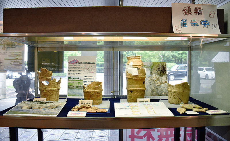 新たに発掘された朝顔形埴輪(右から2番目)と円筒埴輪3個=大津市瀬田南大萱町の県埋蔵文化財センターで、菅健吾撮影