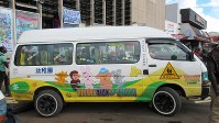 ハラレの庶民の足ワゴンバス。日本の塗装のままの中古車が多い。動物の絵の下に「RECREATION of AFRICA」を加えたのは運転手か（写真は筆者撮影）