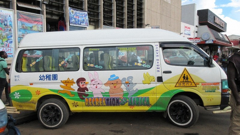 ハラレの庶民の足ワゴンバス。日本の塗装のままの中古車が多い。動物の絵の下に「RECREATION of AFRICA」を加えたのは運転手か(写真は筆者撮影)
