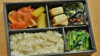 「NARO Style弁当」の一例。メニューは、鶏肉のにんじんトマトソース煮とかぼちゃのチーズ焼き