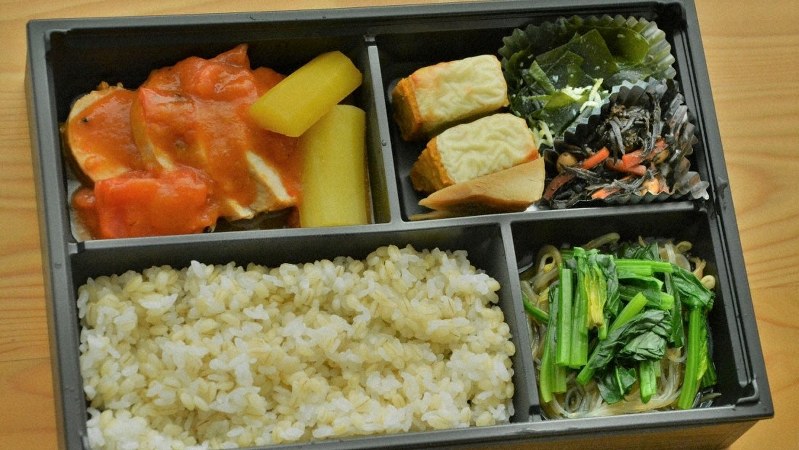 「NARO Style弁当」の一例。メニューは、鶏肉のにんじんトマトソース煮とかぼちゃのチーズ焼き