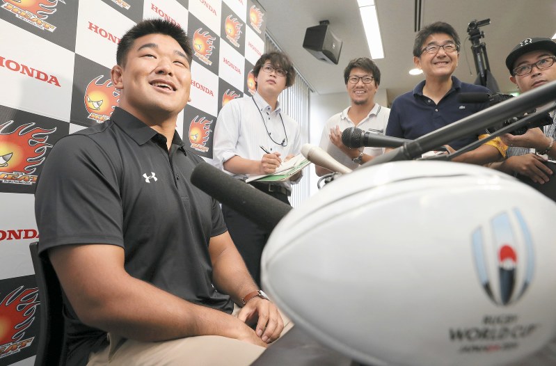 ラグビーW杯の日本代表に決まり笑顔で記者の質問に答えるホンダ所属の具智元選手(左)=三重県鈴鹿市で2019年8月29日、兵藤公治撮影