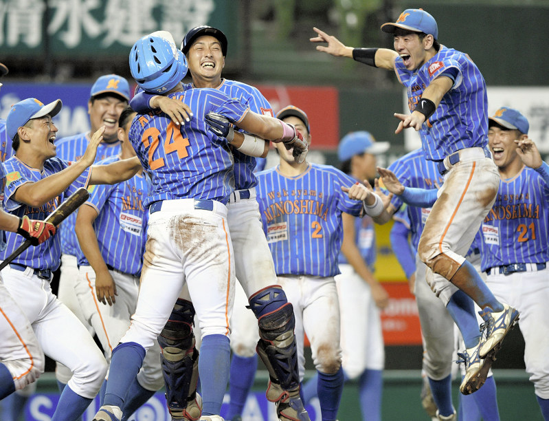 【OBC高島-マツゲン箕島】相手の失策の間にコールド勝ちの本塁を踏んだ岸(手前)の周りに集まって喜ぶマツゲン箕島の選手たち=埼玉・メットライフドームで2019年8月29日、丸山博撮影
