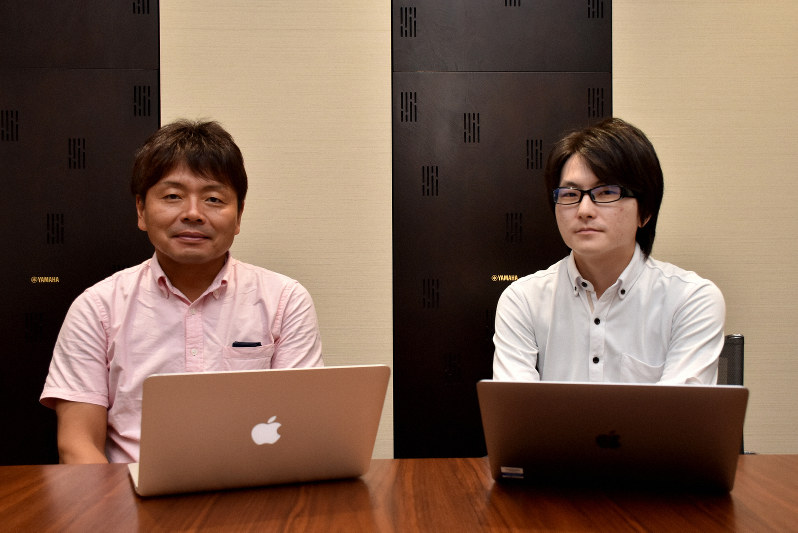 ヤマハの剣持秀紀さん(左)と山本尚希さん(右)。剣持さんはファンの間で「ボーカロイドの父」とされている=浜松市中区のヤマハ本社で2019年8月8日、池田由莉矢撮影