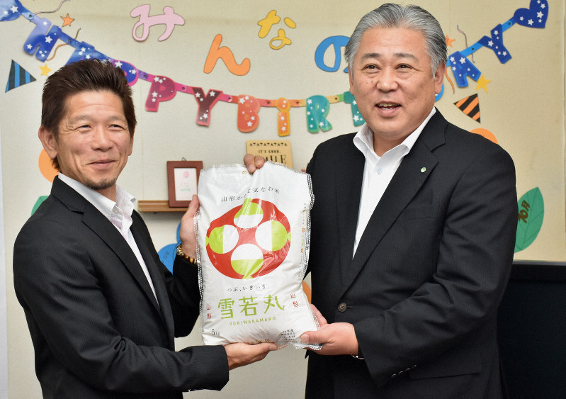 山形県産米を寄贈する全農ライフサポート山形の落合規幸社長(右)=山形市で2019年8月30日午前10時9分、日高七海撮影
